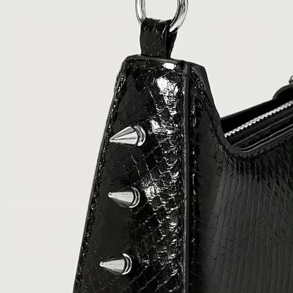 スパイク付きバッグ